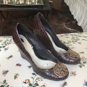 Brown Tory Burch patent leather alligator wedges